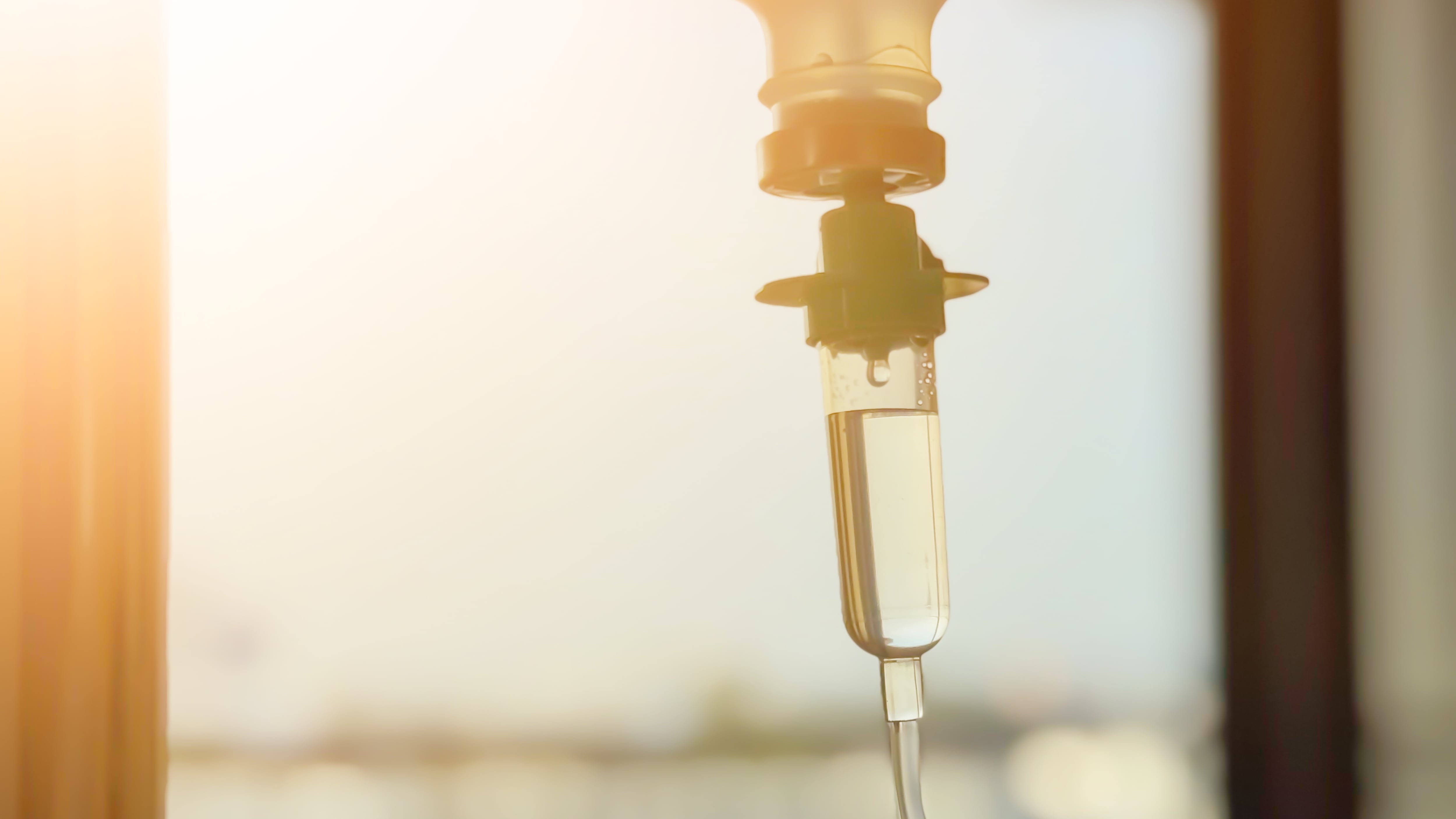 Goteo, gota de suero o medicamento intravenoso. Concepto de quimioterapia o cáncer