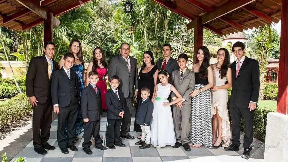 Marianela Carvajal, de Aguas Zarcas, San Carlos, celebró el Día de la Madre rodeada de sus 14 bendiciones, todas vivas y unidas.