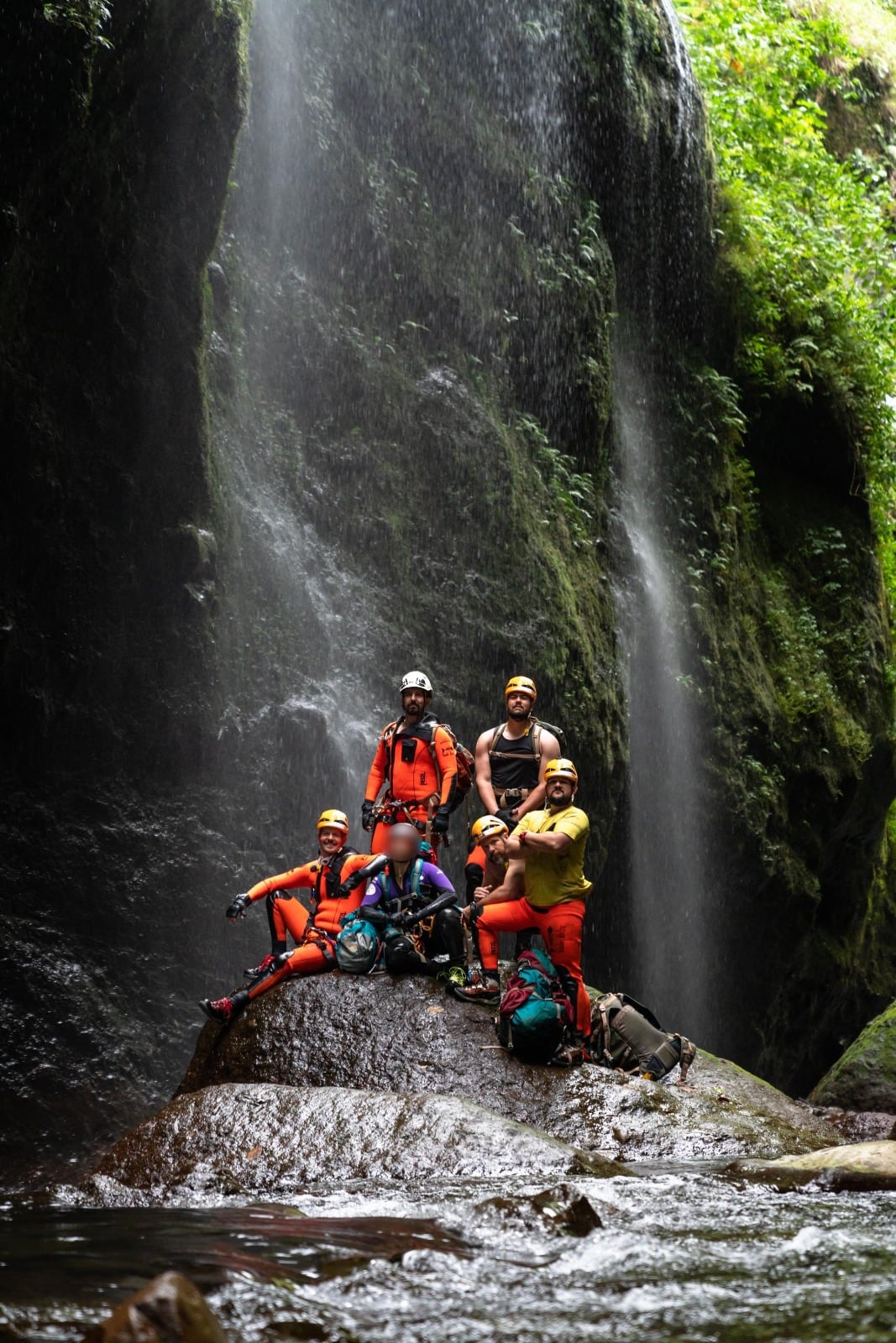 Toros, barranquistas costarricenses
De izquierda a derecha esta Scott, sentado, Daniel de pie junto a Allan, Víctor de amarillo, Isaac detrás de Víctor. Foto: Cortesía para La Teja