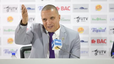 Erick Lonis defiende la esencia del fútbol frente al show mediático