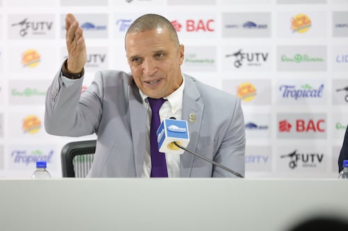 Erick Lonis defiende la esencia del fútbol frente al show mediático