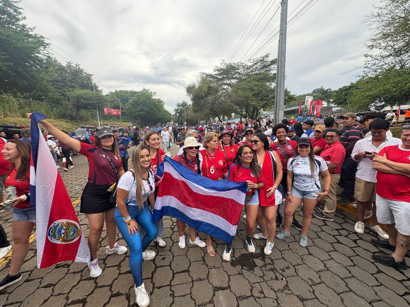 Ambiente de aficionados de Costa Rica en el Estadio Nacional de Managua en Nicaragua.