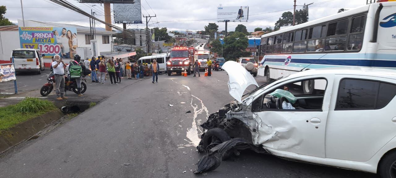 Colisión múltiple en Desamparados. Foto cortesía.