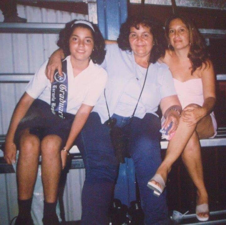 Doña Yariela Novo Cárdenas, quien tiene 36 años, es una profesional periodista, está casada (con don Luis Carlos Castro) y chinea dos preciosos hijos (Abigail y Aaron) y nació prematura de 25 semanas en 1987. En la foto con la mamá doña Carmen Cárdenas y la hermana, Runnia.