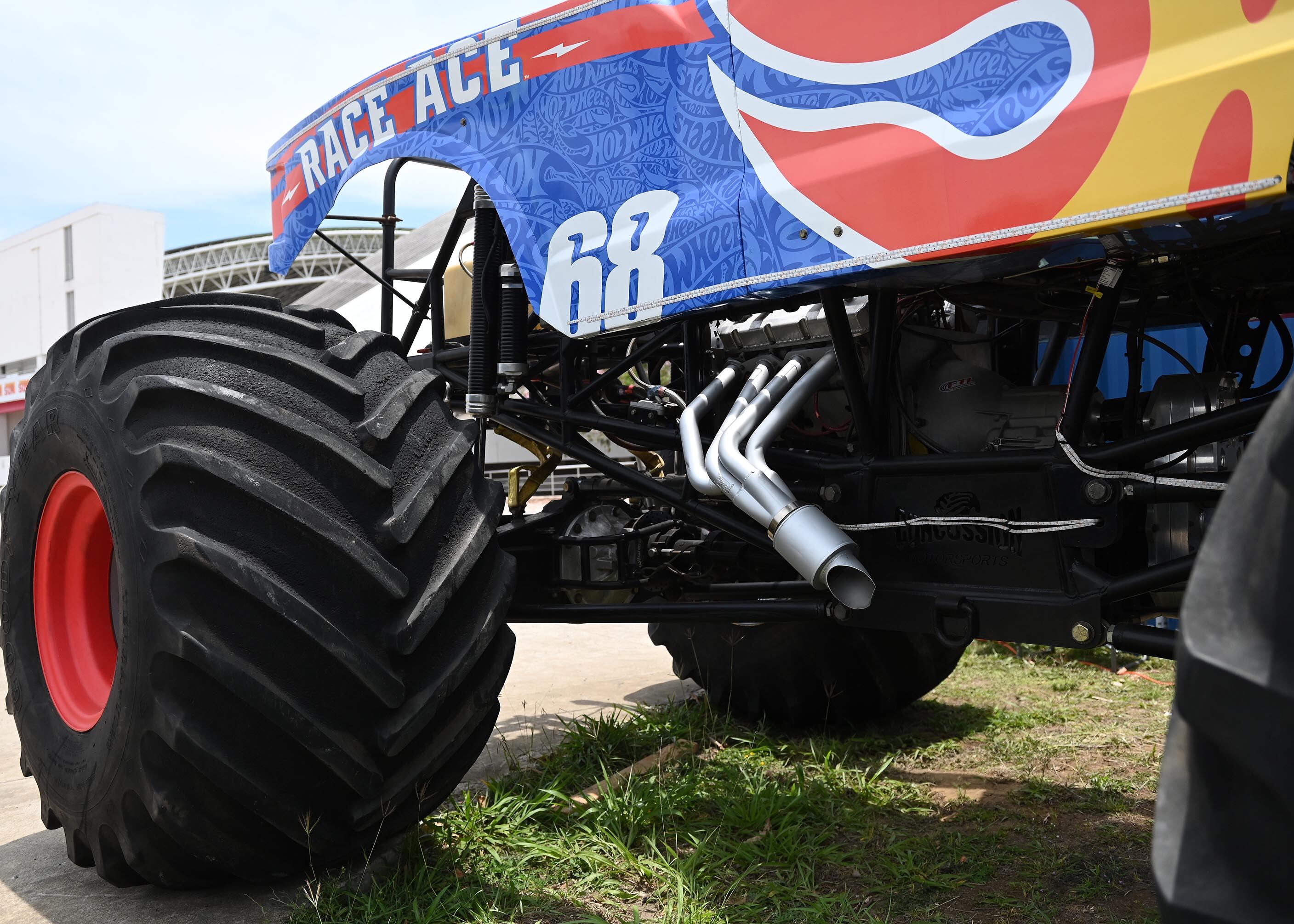 25 de abril del 2025. Estadio Nacional, La Sabana. 10:00 hrs. Preparativos para el show HotWheels Monster Trucks Glow and Fire en la gramilla del Estadio Nacional. Maquinaria pesada realiza movimientos de tierra creando las rampas que los pilotos de monster trucks usarán durante los diferentes shows que ofreceran los días viernes, sábado y domingo de abril. En la foto: Algunos pilotos fueron entrevistados y se documentaron detalles de los vehículos y de los trabajos que realiza la maquinaria pesada. El Danny CR posa para la foto. Foto: Albert Marín. para la Teja.