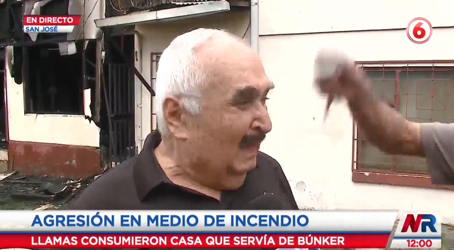 El adulto mayor fue agredido mientras era entrevistado. Imagen Noticias Repretel.