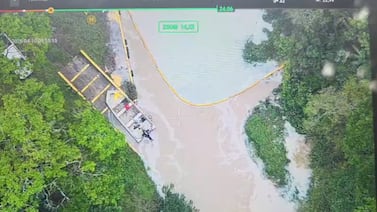 Toma ilegal de combustible provocó derrame de diésel que contaminó ríos y parte del mar en Limón