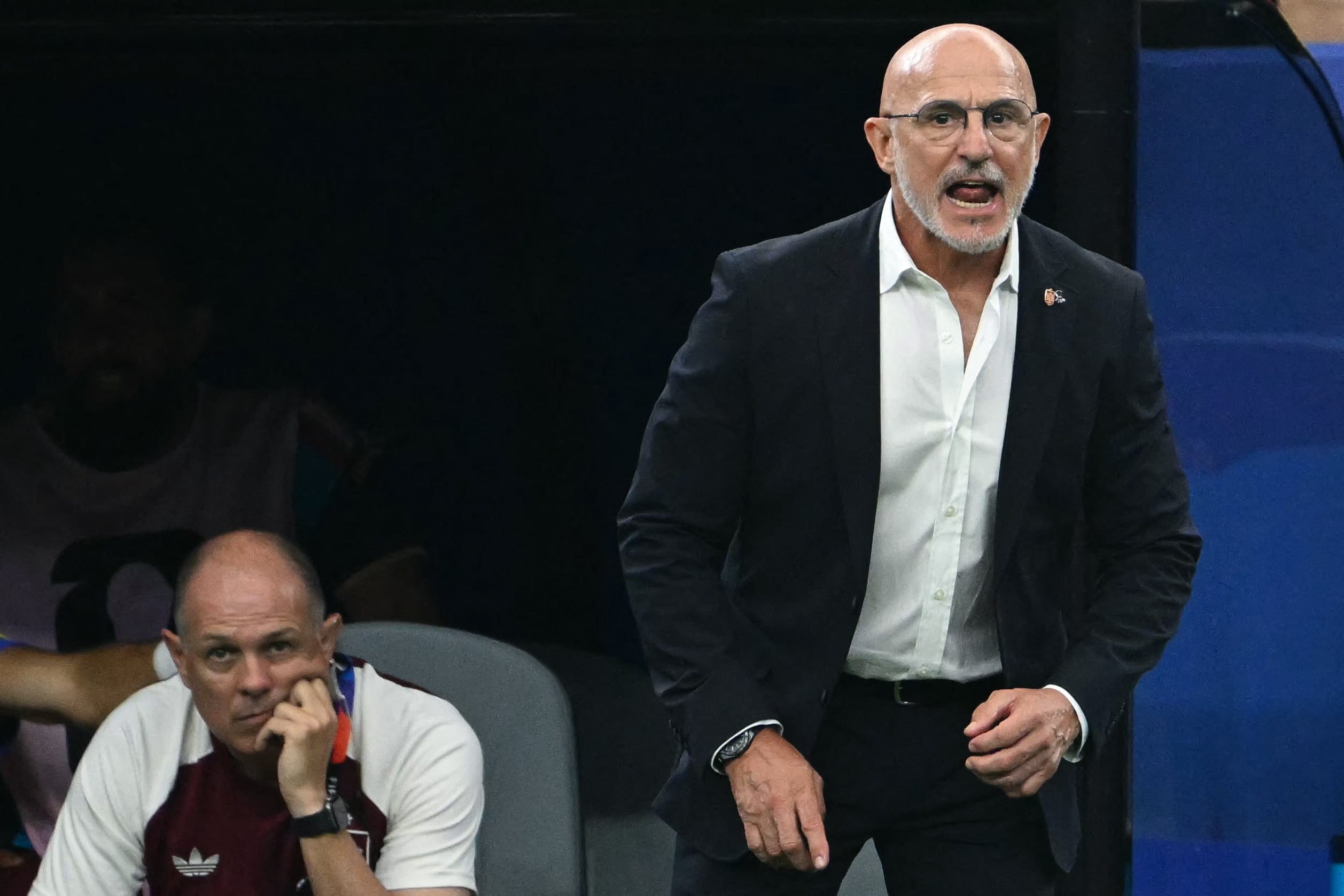 El entrenador de España, Luis de la Fuente, grita desde el área técnica durante el partido entre España y Francia en el Estadio de Dallas por las semifinales del Mundial 2026.