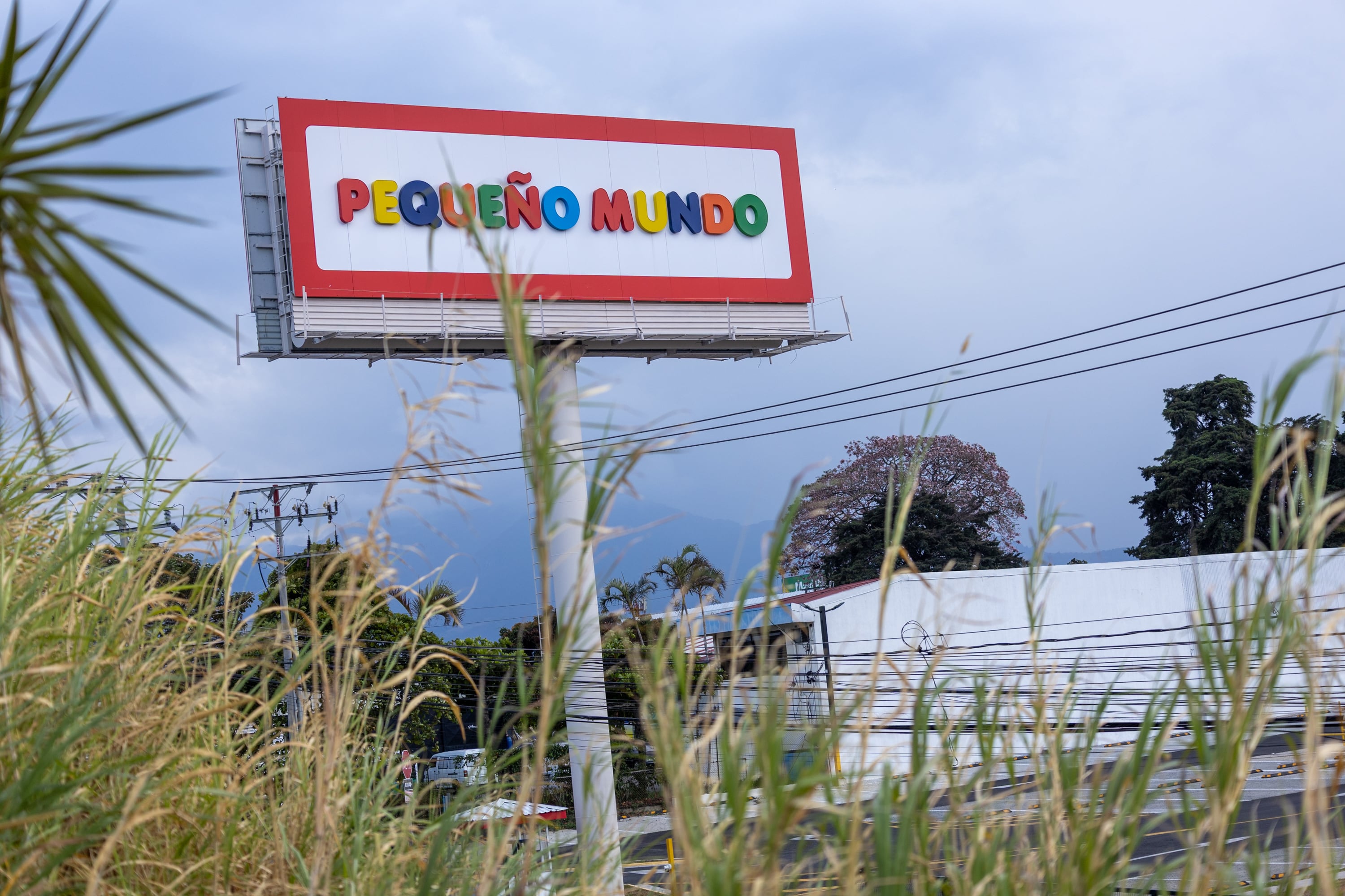 26/03/2026, San José, Tibas, fotografías de la fachada de Pequeño Mundo.