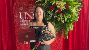 Fue mamá a los 19 años y a los 35 se convirtió en la primera graduada universitaria de su familia