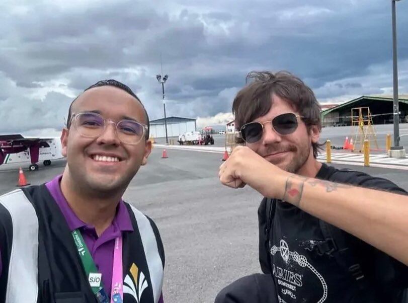 Al cantante se lo toparon en aeropuerto