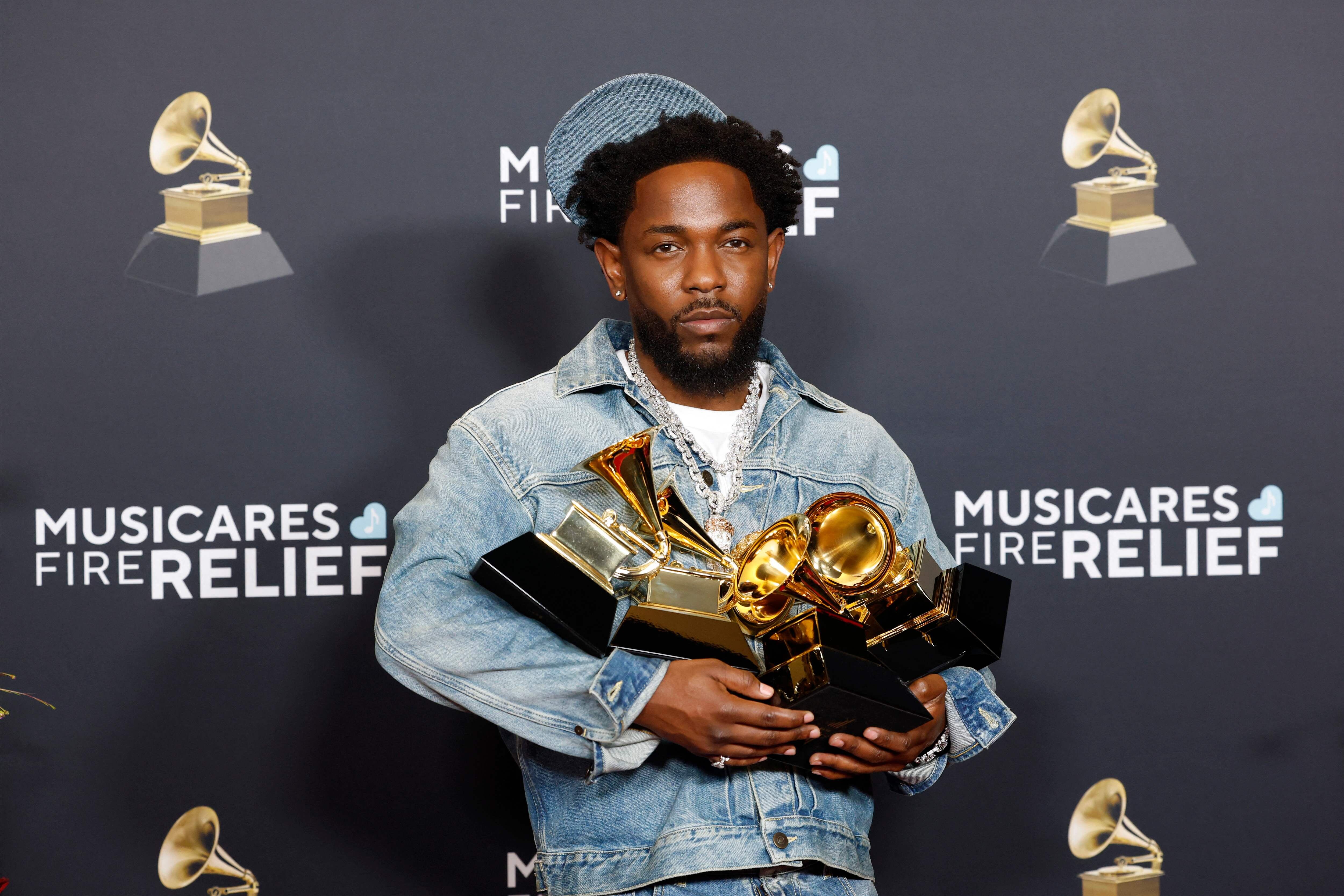 Kendrick Lamar con cinco Grammys entre sus brazos