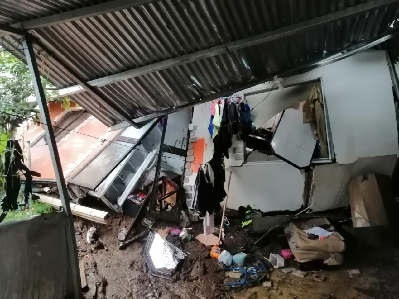 Luis Alfaro Rivera y su familia lo perdieron todo por un terraplén que destruyó su casa en Barbacoas de Puriscal. Foto cortesía Luis Alfaro.