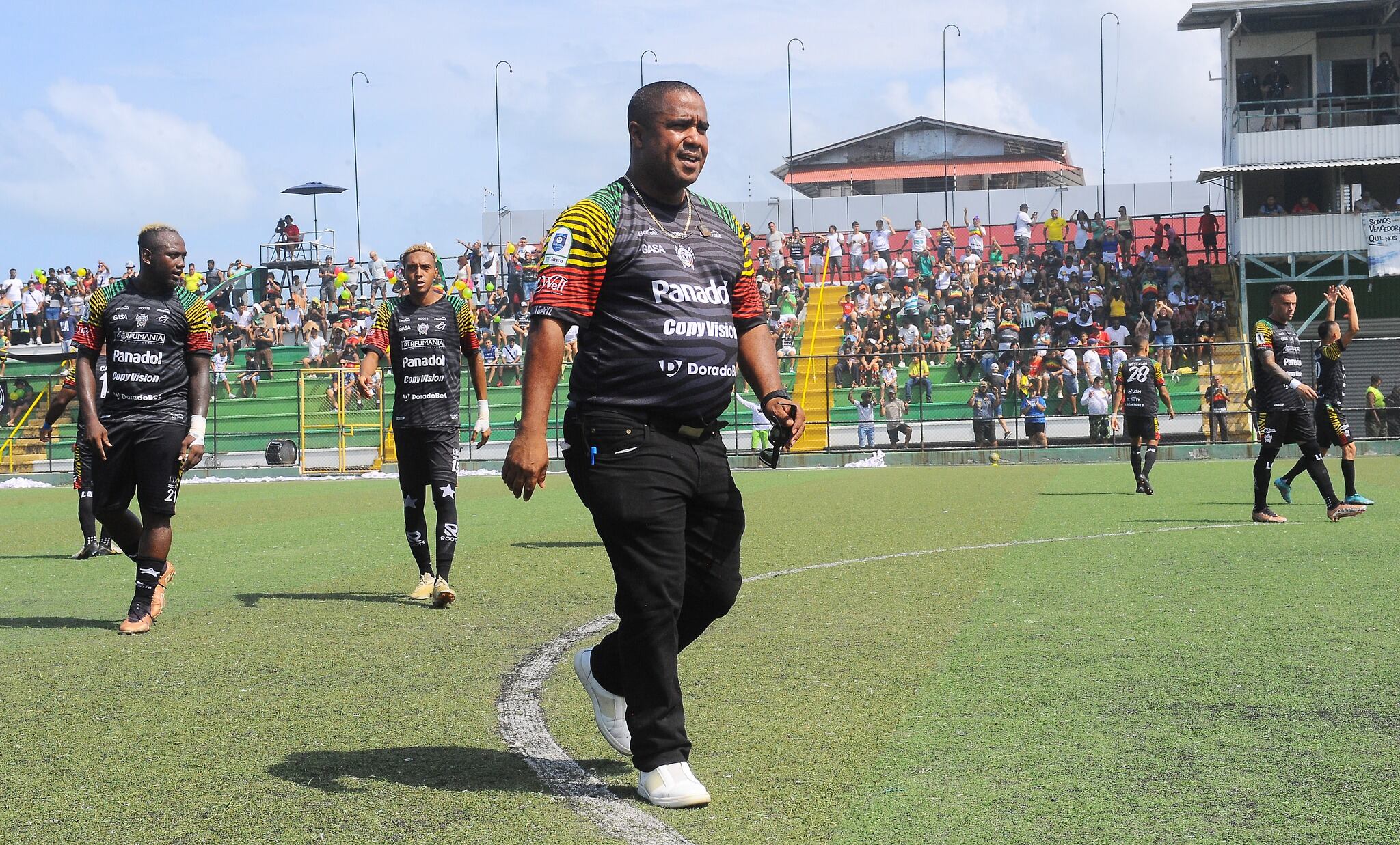 Cristian Williams, presidente de Limón Black Star, vibró con el partido que su escuadra le ganó 3 a 1 a Jicaral, pero el cual no fue suficiente para clasificar a semifinales. Fotografía: Limón Black Star