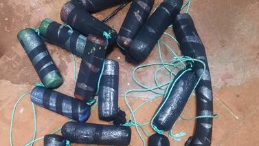 Hombre vestido de negro lanza mecate con “combo” narco dentro de cárcel