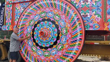 Su historia explica el gran talento que tiene el pintor que revivió la carreta más grande