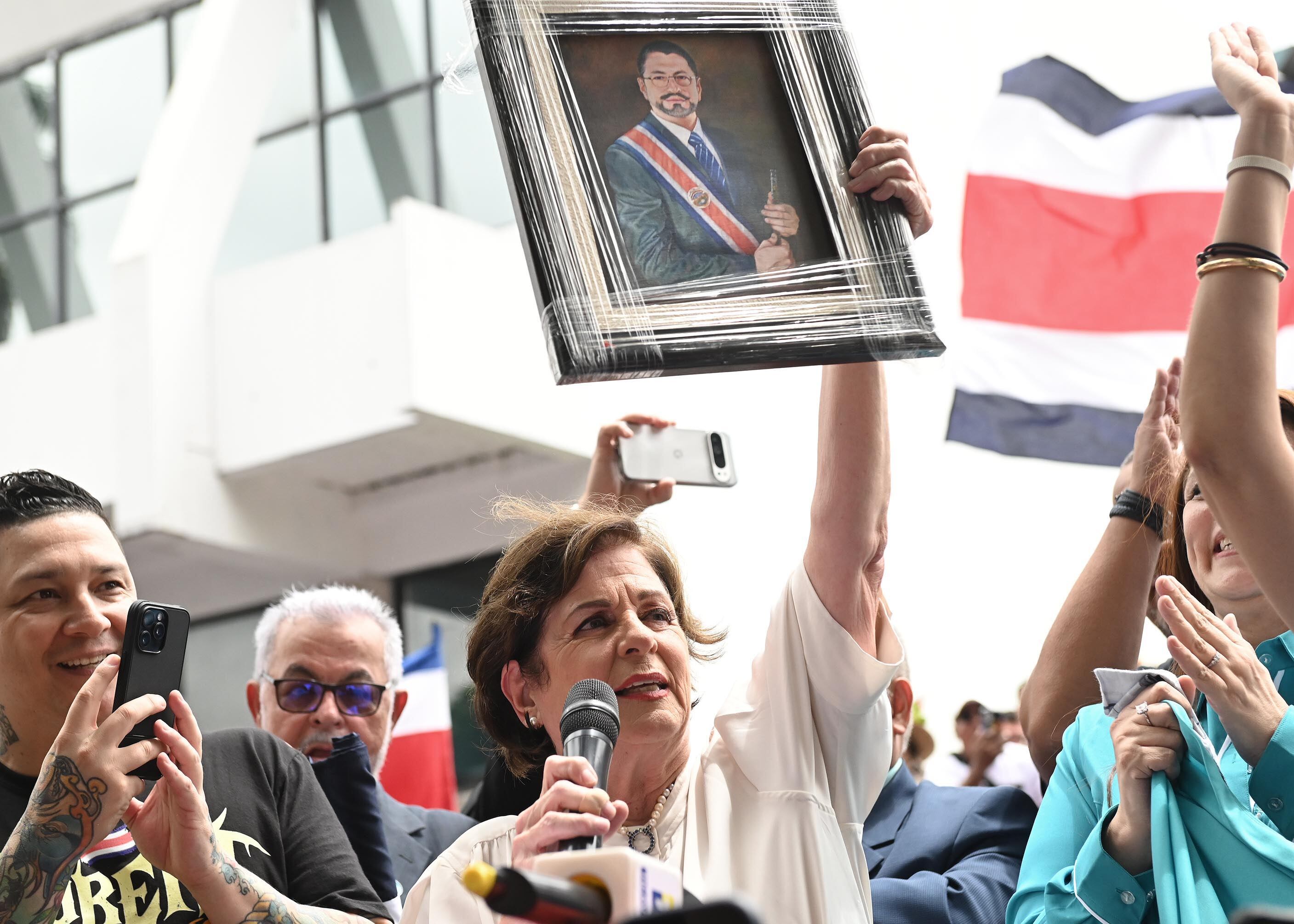 12 de julio del 2025. Parque Morazán. San José. 09:00 hrs. Anuncio oficial del partido político con el que participará el movimiento de Rodrigo Cháves en las próximas elecciones nacionales en febrero del 2026. En la foto: Pilar Cisneros anuncia que el partido Pueblo Soberano representará a Rodrigo Cháves en las próximas elecciones. Foto: Albert Marín.