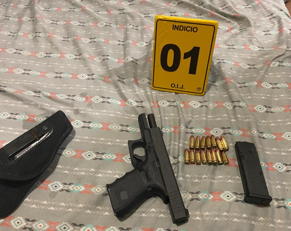 Un hombre de apellidos Méndez Ramírez, de 25 años, detenido en un condominio en San Sebastián, San José por perseguir y disparar contra una pareja tras disgusto en un bar en barrio Luján. Foto: OIJ