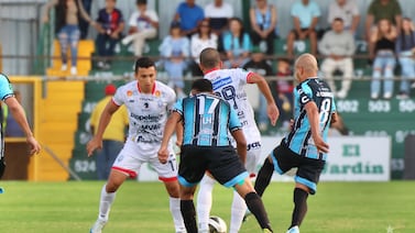 Johnny Acosta se le fue encima al VAR y así calificó al sistema de videoarbitraje