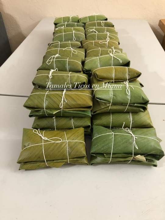 Doña Ana Catalina Cordero Chaves, quien vive en Hialeah, ciudad ubicada en el condado de Miami del estado de Florida, se prepara con las hojas, las amarras, la carne, los olores, en fin, todo lo que necesita para hacer tamales