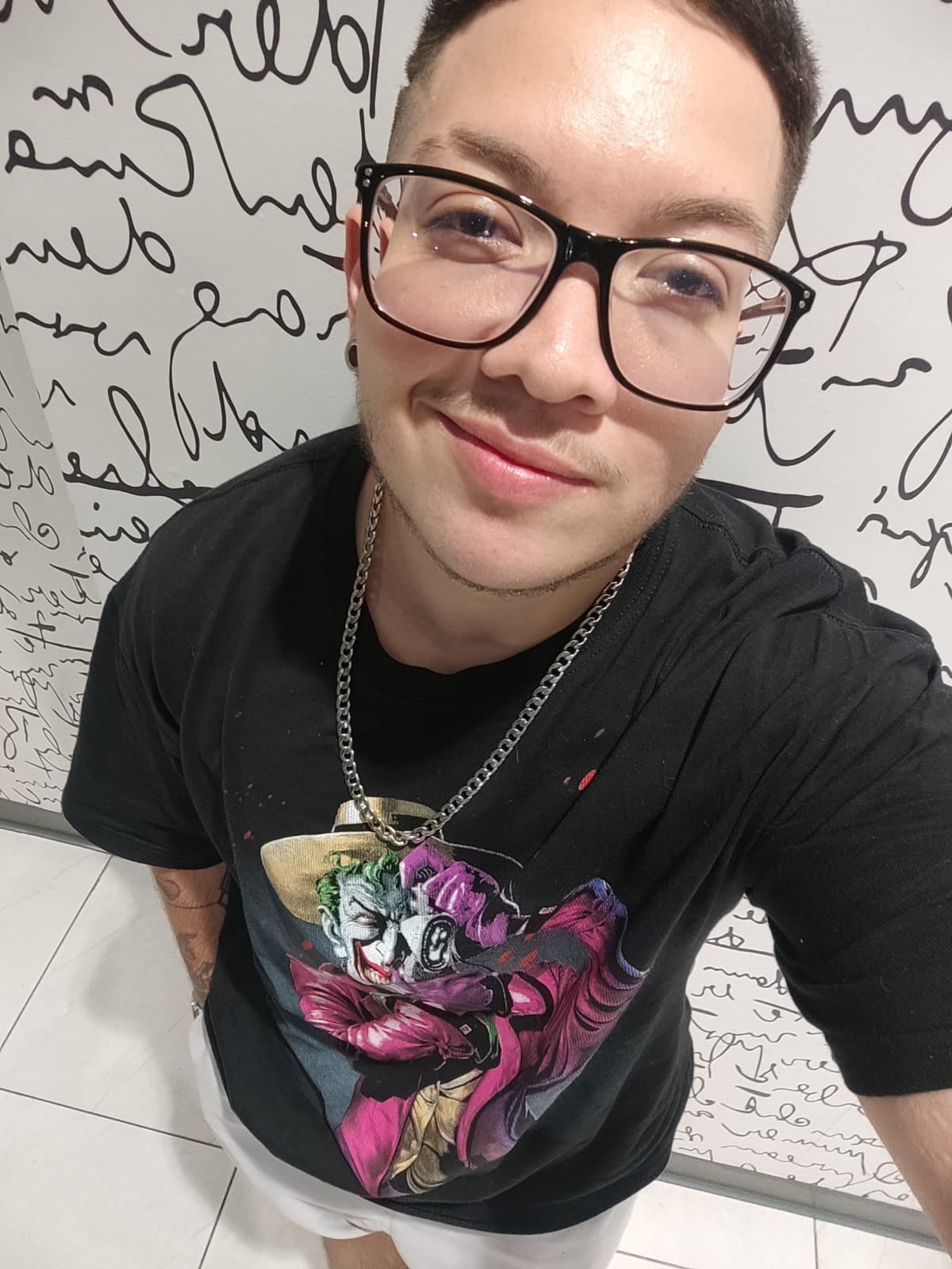 Damián González es un hombre trans que usa su TikTok para hablar de su proceso.