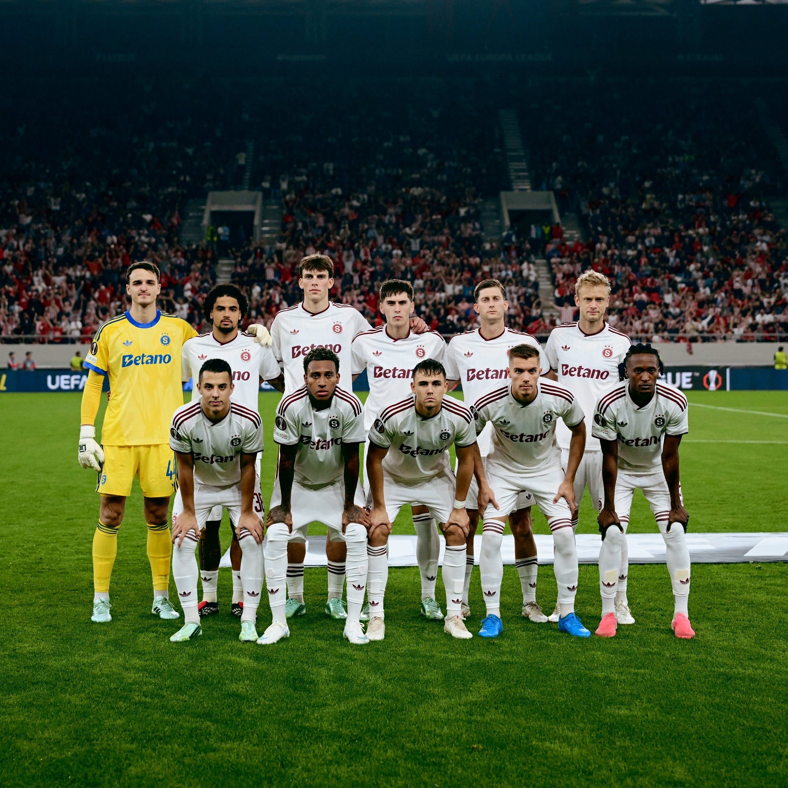 Josimar Alcócer fue titular este jueves con el Sparta Praga.