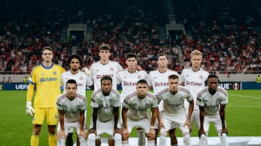 Mexicano ganó duelo a Josimar Alcócer en un choque de poder a poder en la Europa League