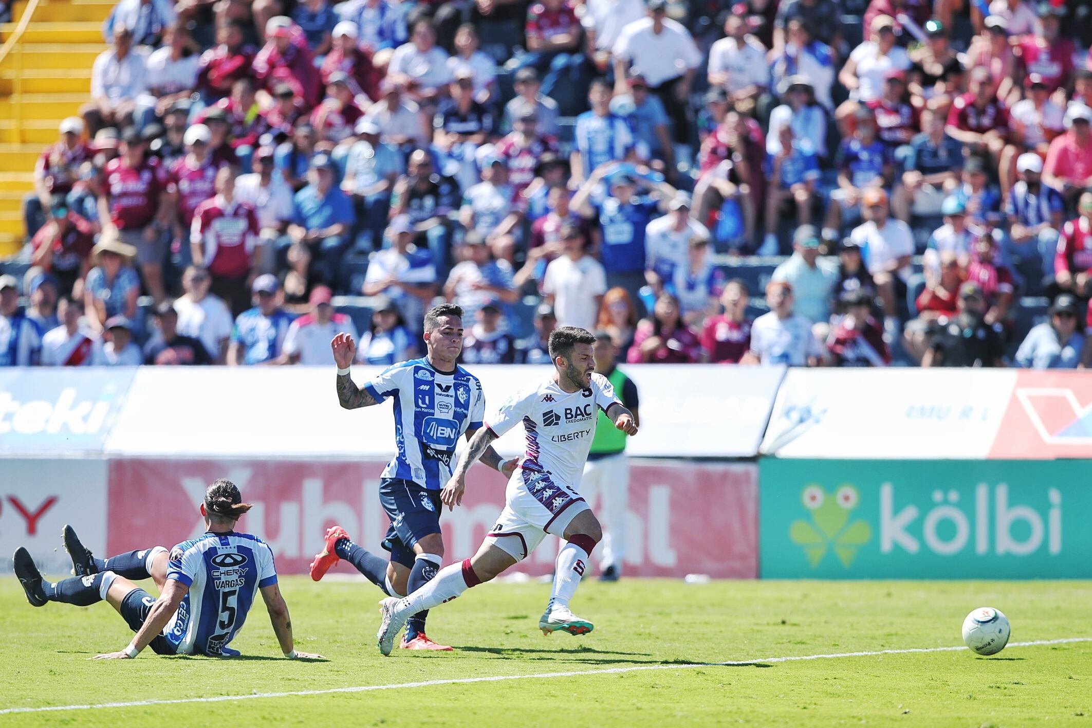 30/11/2023/ Juego entre el Club Sport Cartaginés vs Deportivo Saprissa por la semifinal del torneo Apertura de la Liga Promerica en el estadio Fello Meza / Foto John Durán