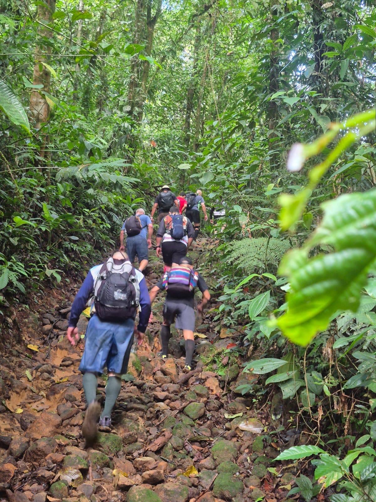El barro y la neblina dominan los primeros kilómetros de montaña.