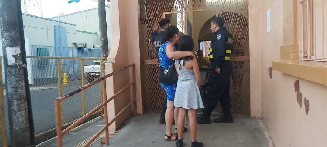 Doña Sandra Ugalde es una mamá no vidente y el 22 de diciembre se le graduó un hijo de sexto grado en la escuela Arturo Torres en Esparza, Puntarenas, pero la directora de la escuela no la dejó entrar porque iba con una hija y los menores estaban prohibidos en la graduación.