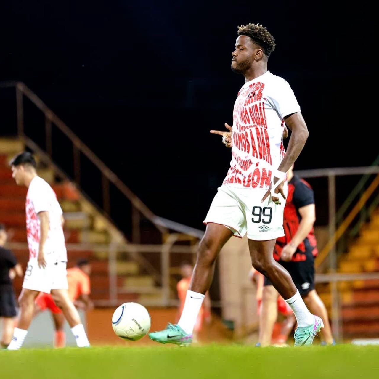 Freddy Góndola es uno de los jugadores titulares de Liga Deportiva Alajuelense contra Puntarenas FC.