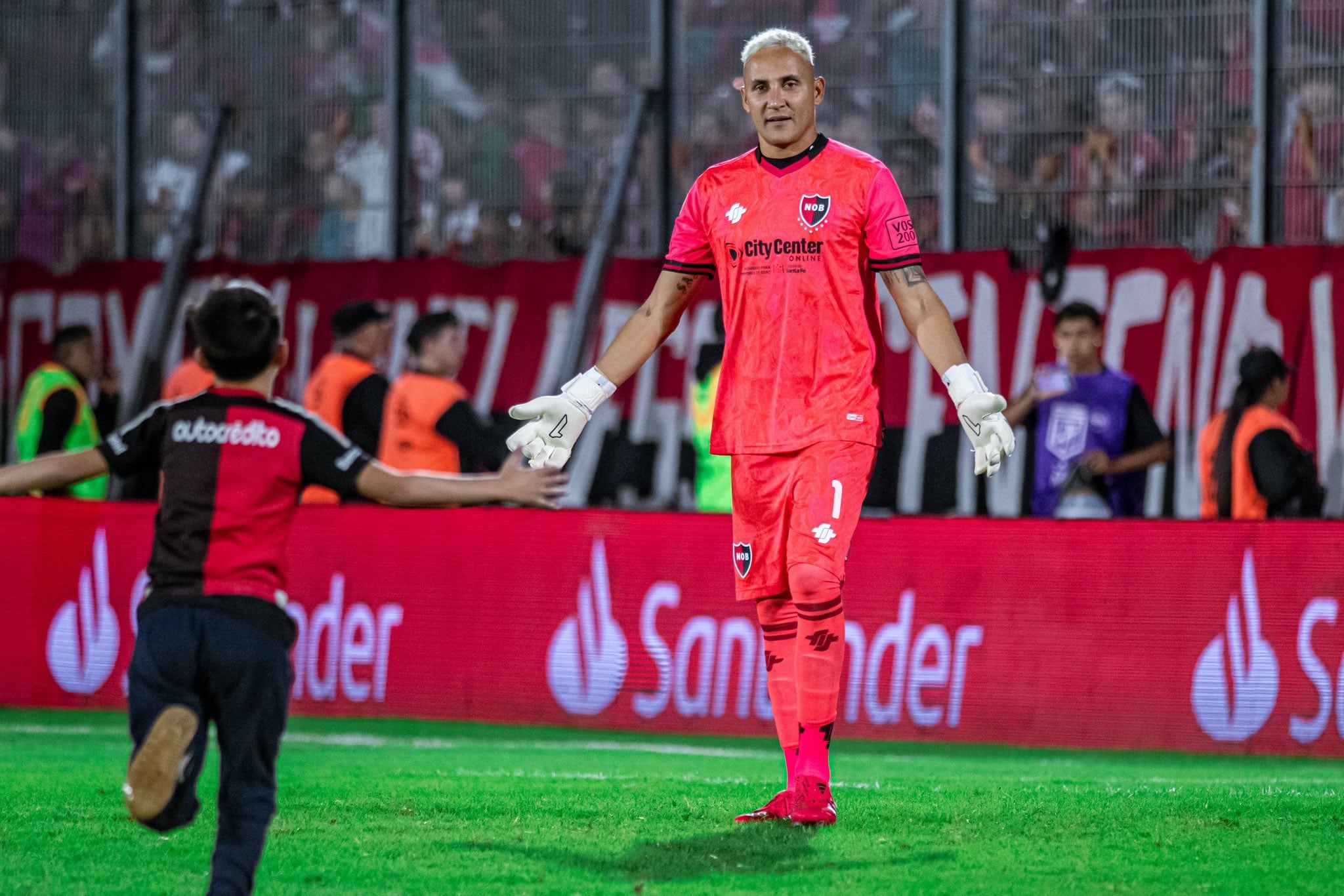 Keylor Navas recibió un saludo de un pequeño en la victoria entre Newell's contra Huracán.