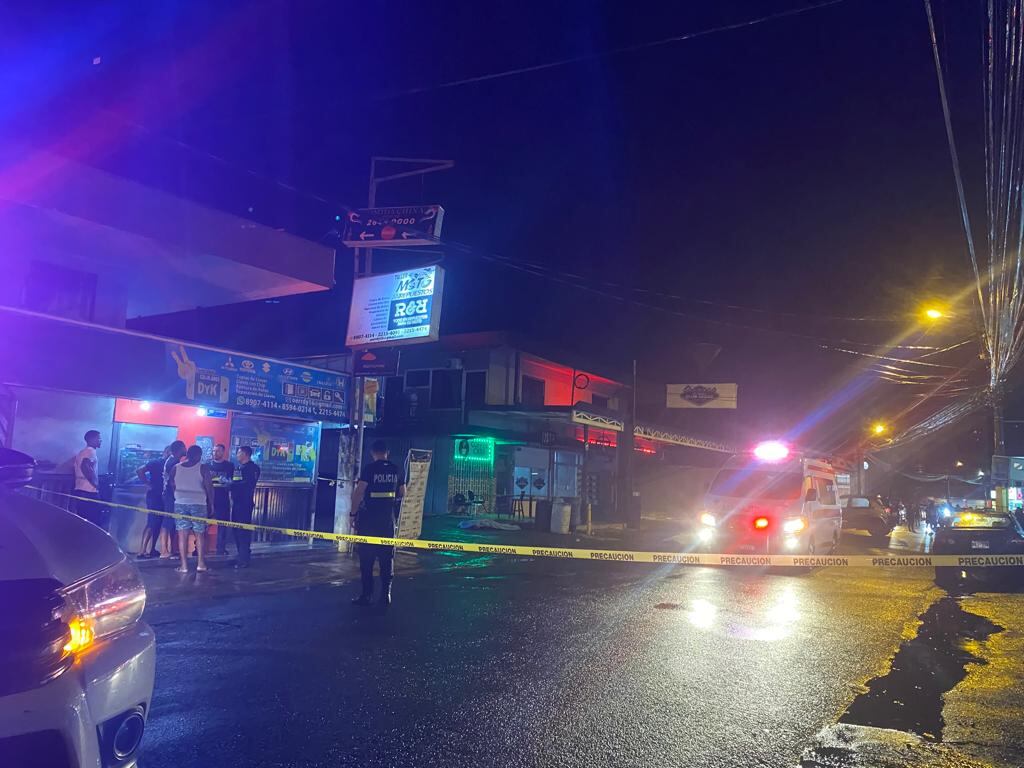 Policía Municipal mantenía acordonada la escena del crimen a la espera de que agentes del OIJ levantaran los cuerpos.