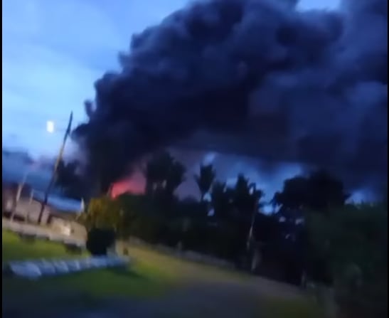 Las llamas estarían afectando más de 4 mil metros cuadrados. Foto Caribe Actual.