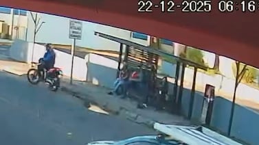 Maleantes en moto quedaron grabados al asaltar a una joven que esperaba el bus a primeras horas de este lunes