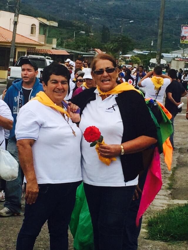 Doña María Ester Elizondo León, vecina de San Vito de Coto Brus, está muy dolida porque por segundo año consecutivo no podrá hacer la romería hasta la basílica de Nuestra Señora de los Ángeles en Cartago. En la foto está a la derecha.