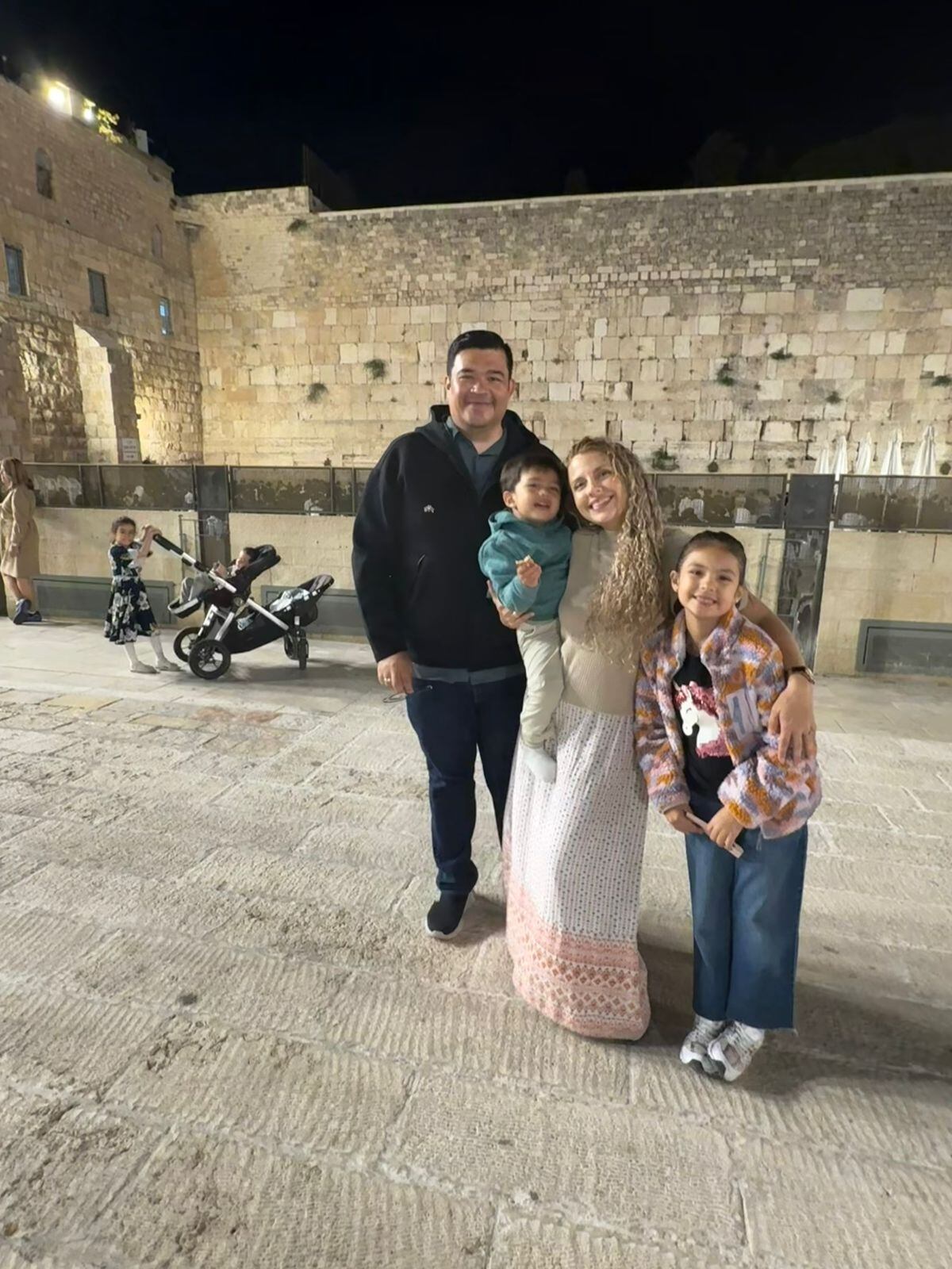 Los costarricenses Ronald Sancho, su esposa Susan Torres y sus dos hijos sufren de los bombardeos en Jerusalen. Fotos: Autorizadas por Ronald Sancho para LT