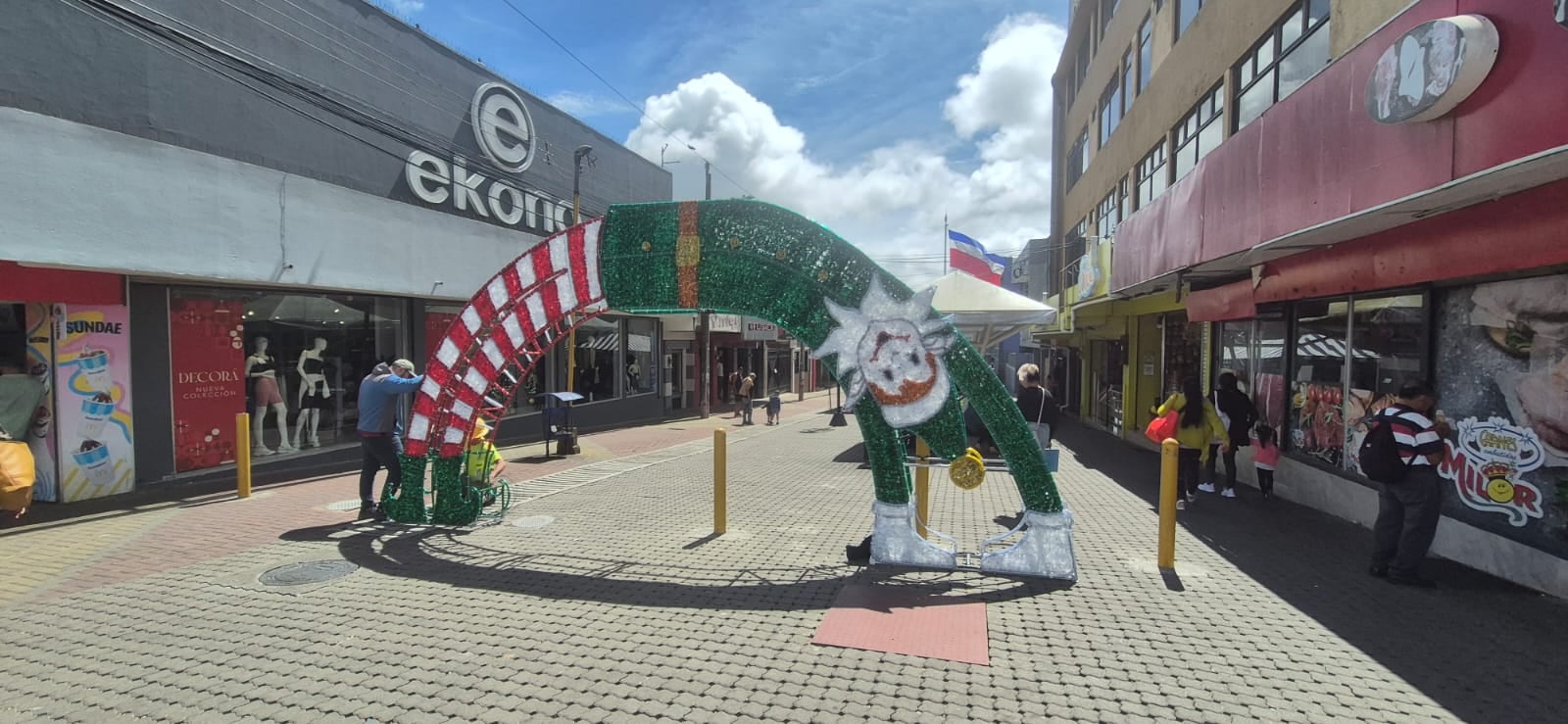 El cantón central de Cartago se prepara para recibir la época más esperada del año con una espectacular iluminación navideña que marcará el inicio oficial de las celebraciones. Este próximo domingo 16 de noviembre, más de 38 figuras luminosas adornarán la Plaza Mayor y las Ruinas de Santiago Apóstol, creando un ambiente mágico para toda la familia a partir de las 5:30 pm.