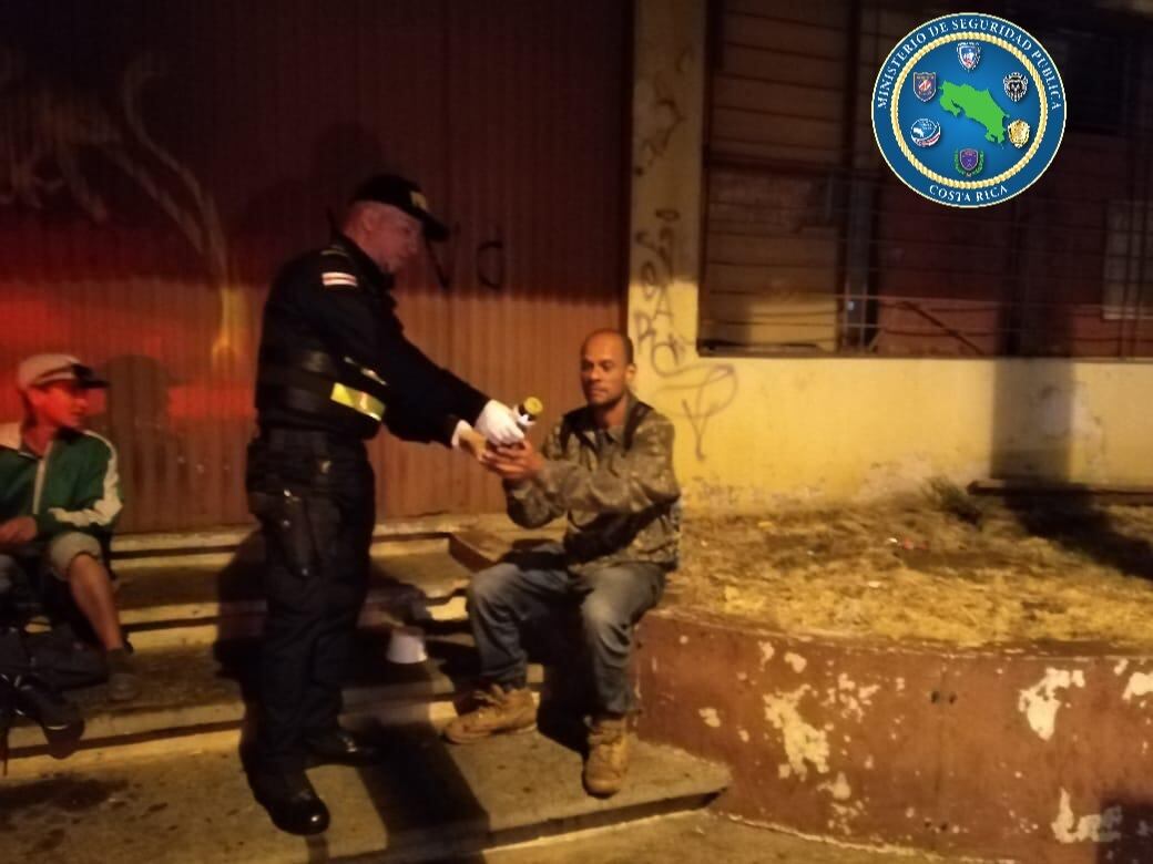 Policías llevan ayudas a indigentes de Heredia. Foto MSP.