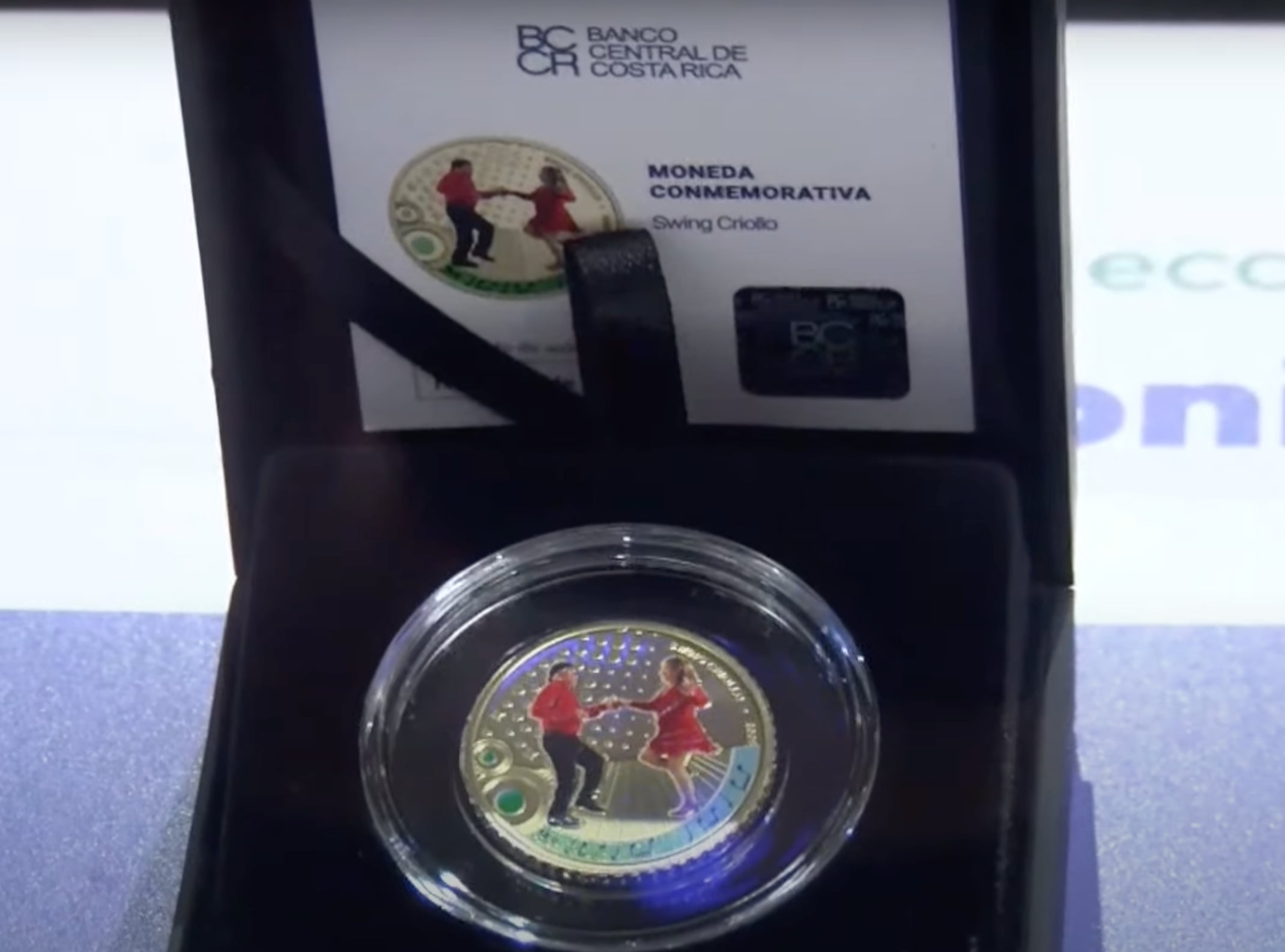 Así se ve la nueva moneda de ₡100.