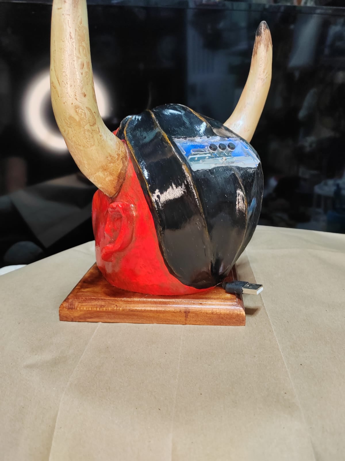 Maikol Hernández Soto no solo le saca una sonrisa a la gente con sus máscaras tradicionales, también les saca un buen ritmo, porque este barveño de corazón, y de pura cepa artística, logró algo que nadie había hecho antes en Costa Rica: crear máscaras con Bluetooth