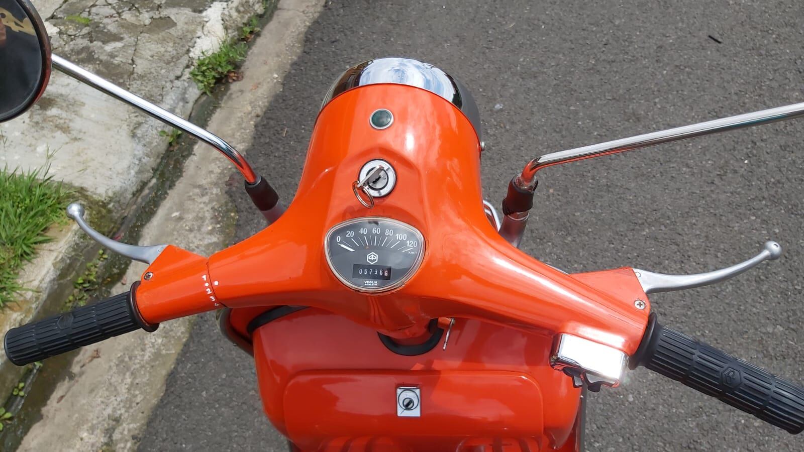 Una Vespa Rally 200 centímetros cúbicos de 1978 es la pasión y el amor eterno de don Óscar Miranda Bogarín quien tiene 69 años.