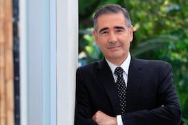 Ignacio Santos sorprende con cambio de look en boda de periodista de Telenoticias