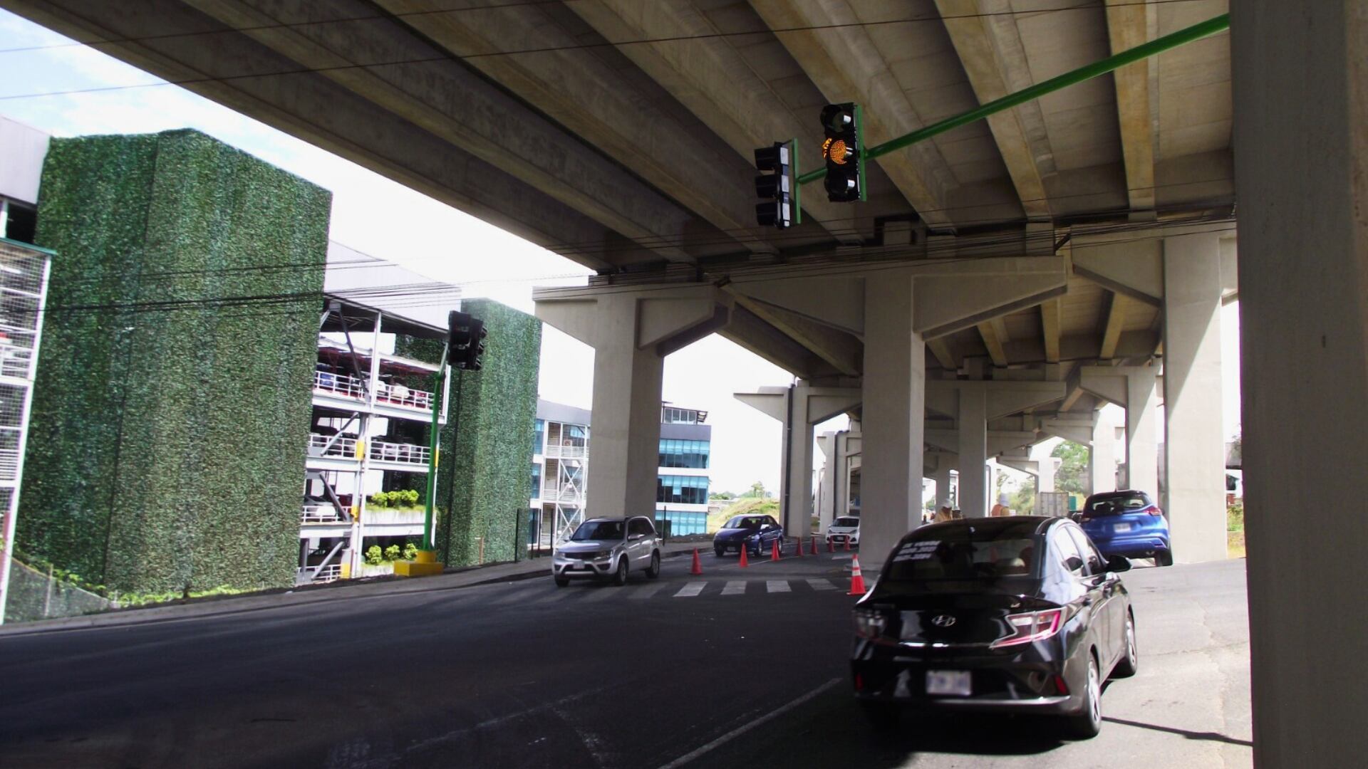 El MOPT prohíbe giros izquierdos en intersección cercana a Amazon e implementa semáforos desde este 28 de junio.