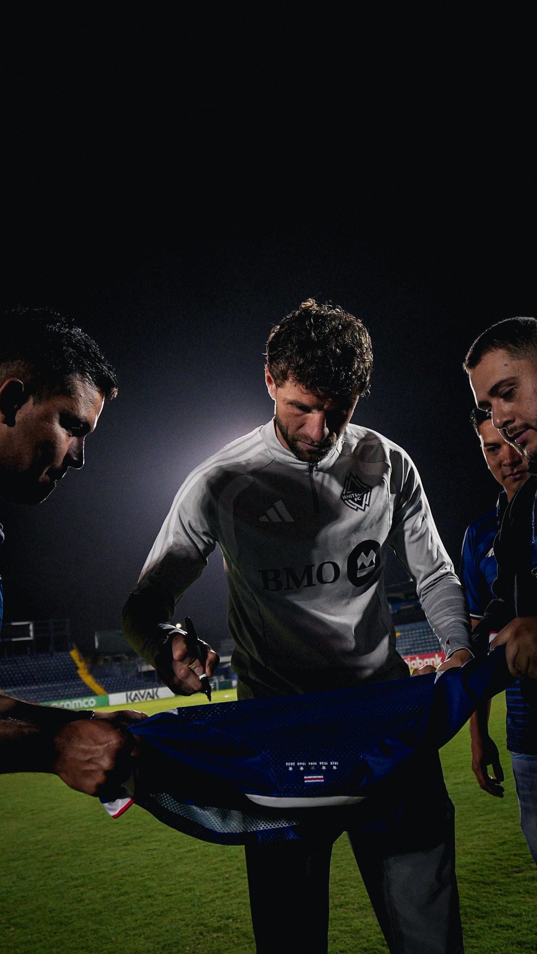 कार्थागिन्सने थॉमस मुलरला टी-शर्ट दिला.