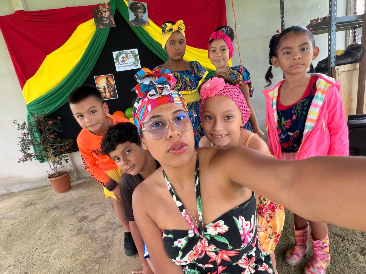 Clara Idalia García camina, cruza el río en panga y sigue en moto para llegar a la escuela de Copalchí, en Sarapiquí, donde enseña a 11 niños de primero a sexto grado