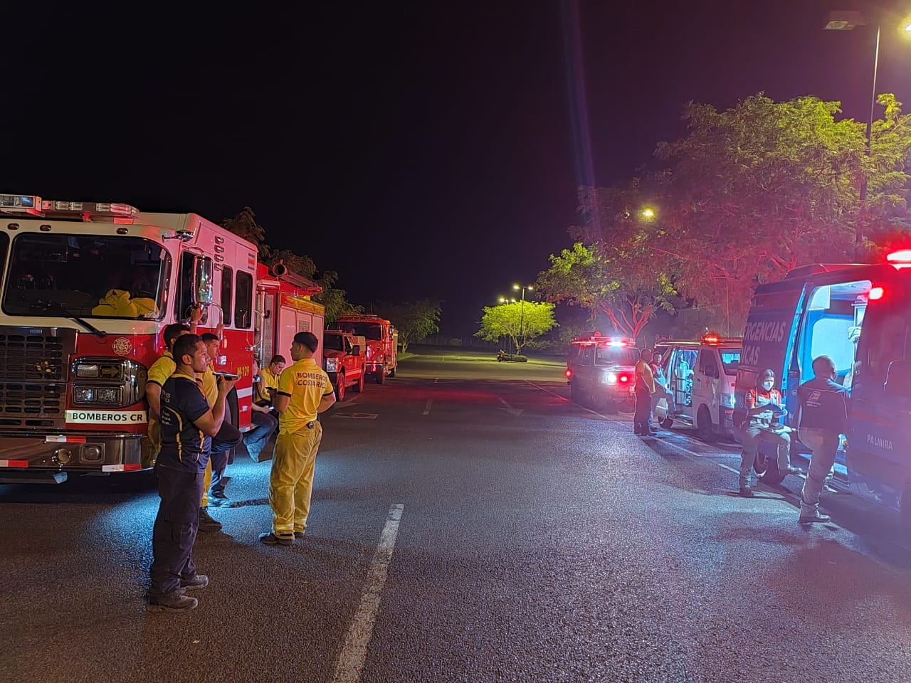 La Cruz Roja Costarricense desplazó tres vehículos por el incendio frente al aeropuerto de Guanacaste. Hasta el momento han valorado a cuatro pacientes por afectación de humo, quienes no han requerido traslado a un centro médico.