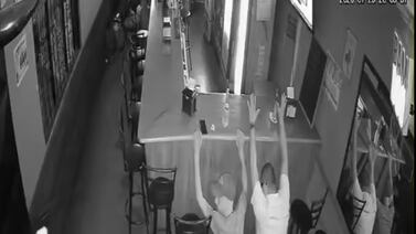 Video captó asalto que terminó en balacera en un bar de Alajuela: policía sobrevivió tras recibir un disparo en la cabeza