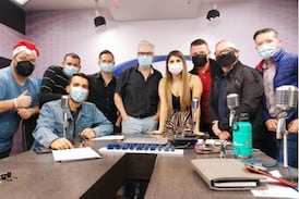 Compañeros no le perdonan apuesta a locutor de Pelando el Ojo tras victoria manuda