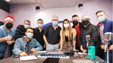 Compañeros no le perdonan apuesta a locutor de Pelando el Ojo tras victoria manuda
